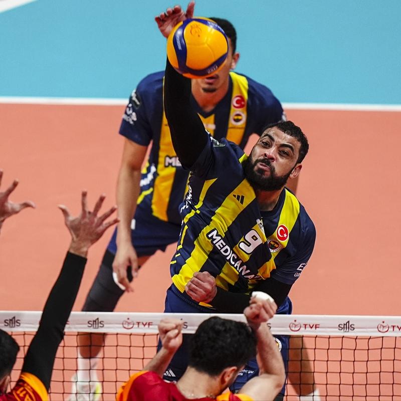 Fenerbah�e, Galatasaray'� set vermeden devirdi