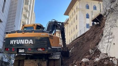 Sitenin istinat duvar� ��kt�: 4 daire tahliye edildi