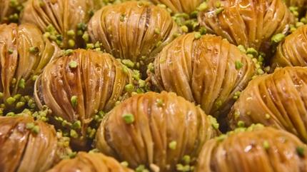 �ef Arda T�rkmen'den midye baklava tarifi: D��� ��t�r i�i irmik! �ftara nefis �erbetli tatl�