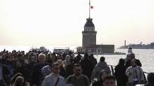 �stanbul'a bahar geldi: S�cakl�klar 23 dereceye ��kt�, vatanda�lar kendini soka�a att�
