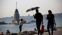 �stanbul'a bahar geldi: S�cakl�klar 23 dereceye ��kt�, vatanda�lar kendini soka�a att�