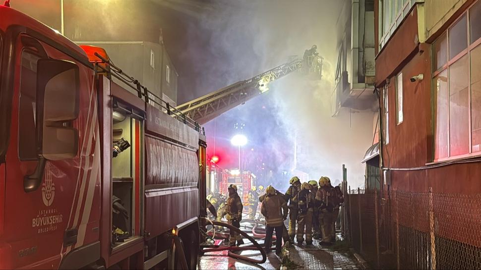Bağcılar'da korkutan yangın... Tekstil fabrikası alevlere teslim oldu