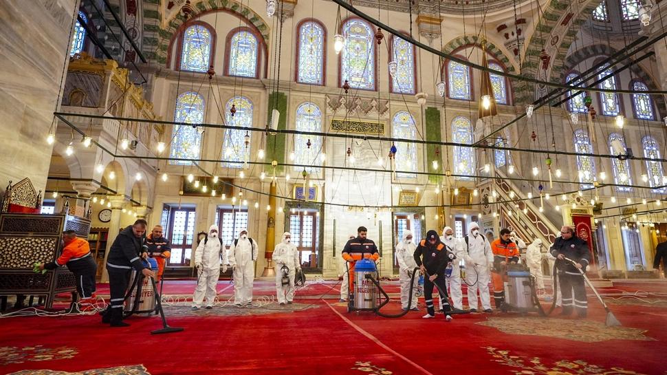 Fatih Camisi gül suyu ile temizlenip ramazana hazırlandı