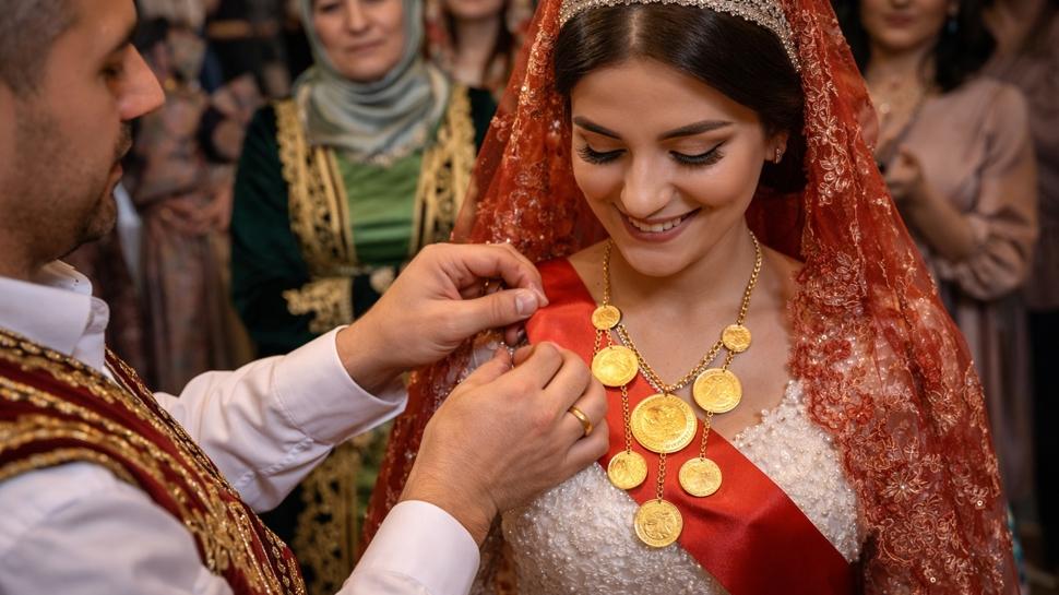 Gelinlere neden be�ibiryerde tak�l�r? Me�er tek sebebi gelenek de�ilmi�