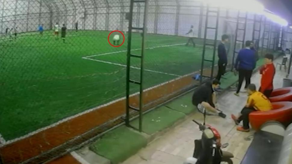 Halı sahada yürek burkan ölüm... 3 çocuk babası öğretmen bir anda yere yığıldı