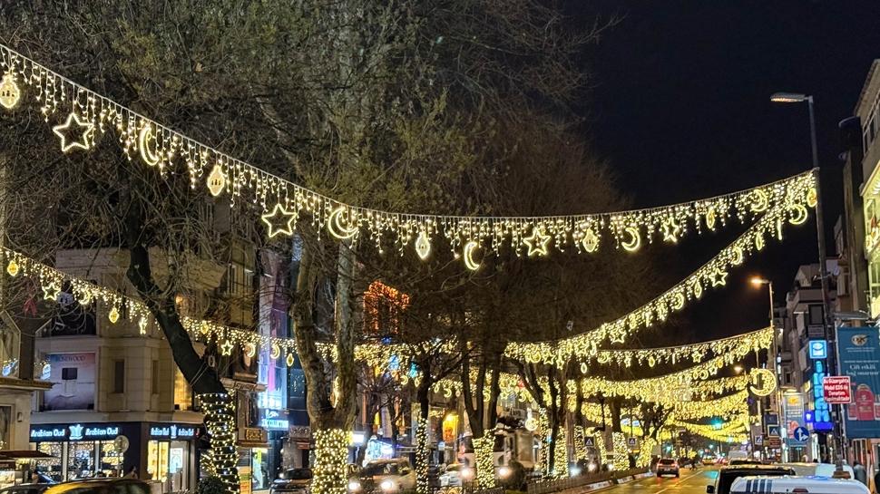 İstanbul'da Ramazan neşesi... Sokaklar hilal ve kandillerle aydınlandı