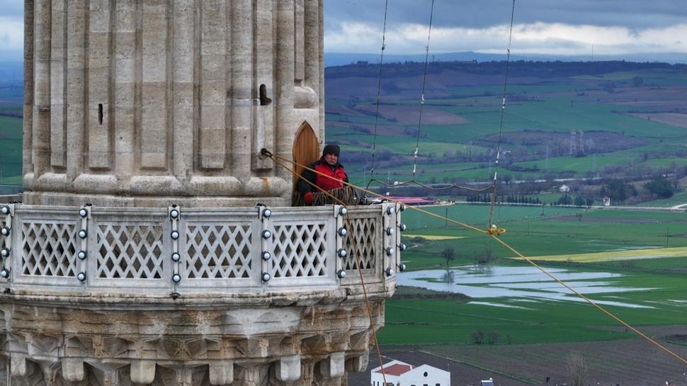 "Son mahyacı" ramazan ayında sanatıyla gökleri aydınlatıyor