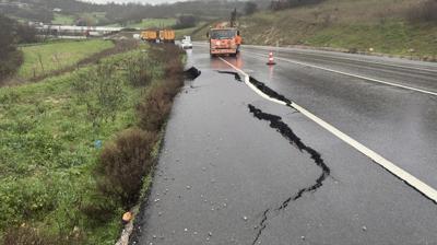 Bal�kesir'i sa�anak vurdu, yol yar�ld�