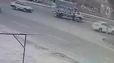 Diyarbak�r'da feci kaza kamerada: Kamyonete b�yle �arpt�