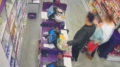 Hatay'da aile boyu soygun: 1 milyonluk makyaj malzemesi �ald�lar