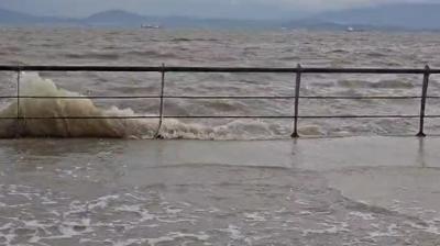 �zmir'de sar� uyar�! Deniz seviyesi y�kseldi