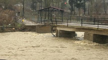 Adana'da �iddetli ya��� hayat� olumsuz etkiledi: 1 il�ede e�itime ara verildi