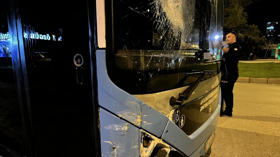 Antalya'da ilginç kaza... Halk otobüsü otomobil ve yayalara çarptı