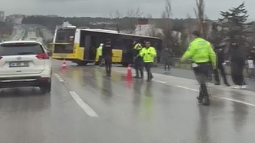 Faciadan dönüldü! İETT bariyerlere çarpıp yoldan çıktı