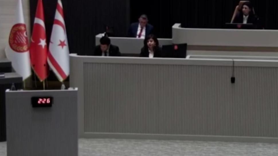 KKTC'de meclis kürsüsüne siyah örtü asıldı