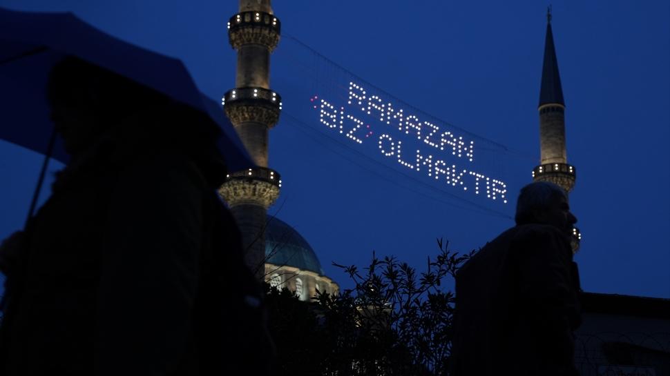 Ramazan ayı başladı... İstanbul mahyalarla aydınlandı