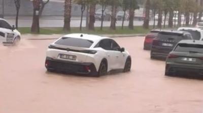 Adana'y� sa�anak ve �iddetli r�zgar vurdu