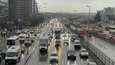 �stanbul'da ak�am trafi�i... Yo�unluk y�zde 90'a ula�t�