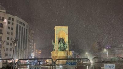 �stanbul'un baz� il�elerinde kar etkisini g�steriyor