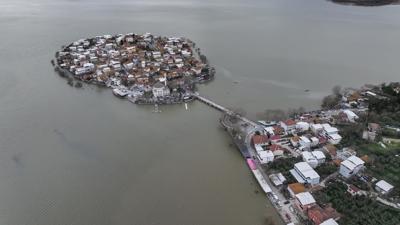 Uluabat G�l�'nde ya��� sonras� dikkat �eken manzara