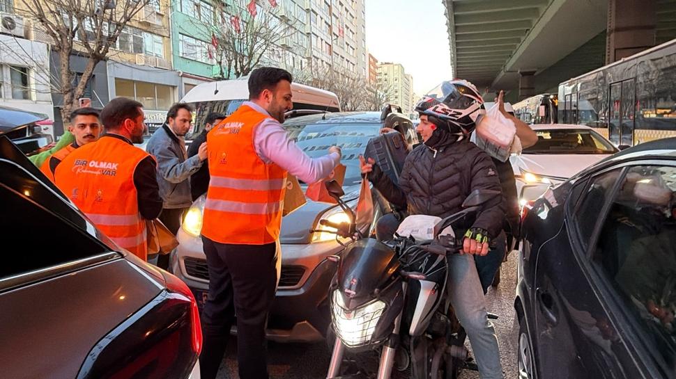 AK Parti Gençlik Kolları, trafikte kalan vatandaşlara iftariyelik ikramında bulundu