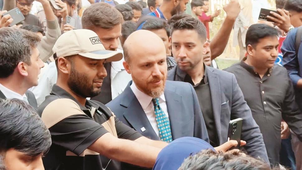 Bilal Erdo�an'a Dakka'da yo�un ilgi