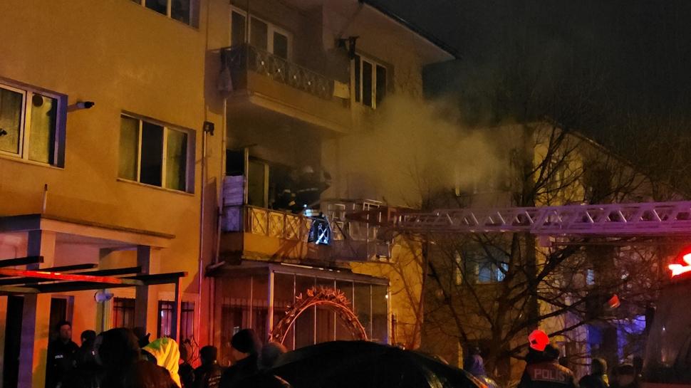 Erzincan'da 3 katlı apartmanda yangın: 8 kişi dumandan etkilendi