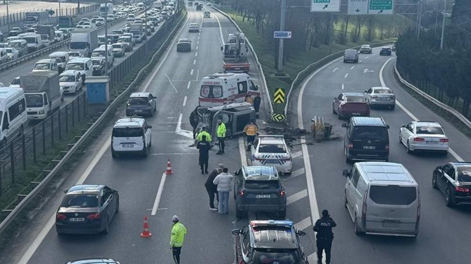 Esenler'de feci kaza: Kontrolü kaybeden sürücü bariyere çarptı