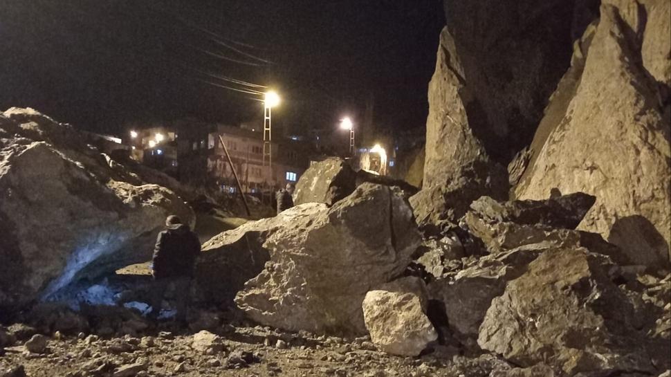 Hakkari'de faciadan dönüldü... Dev kayalar mahalleye düştü