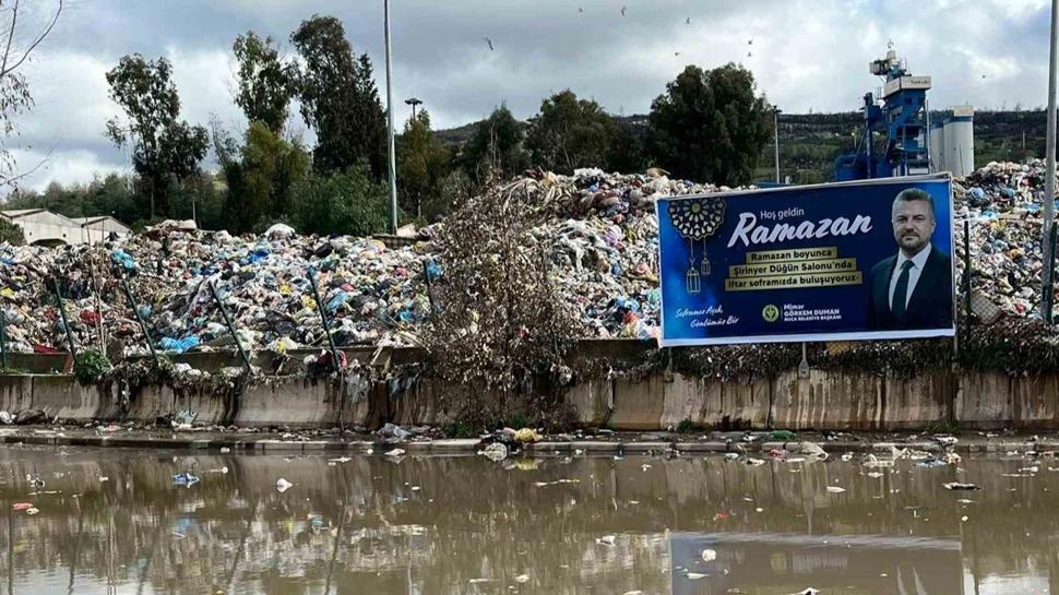 İzmir'de çileden çıkaran manzara! Pislik kaldırıma taştı