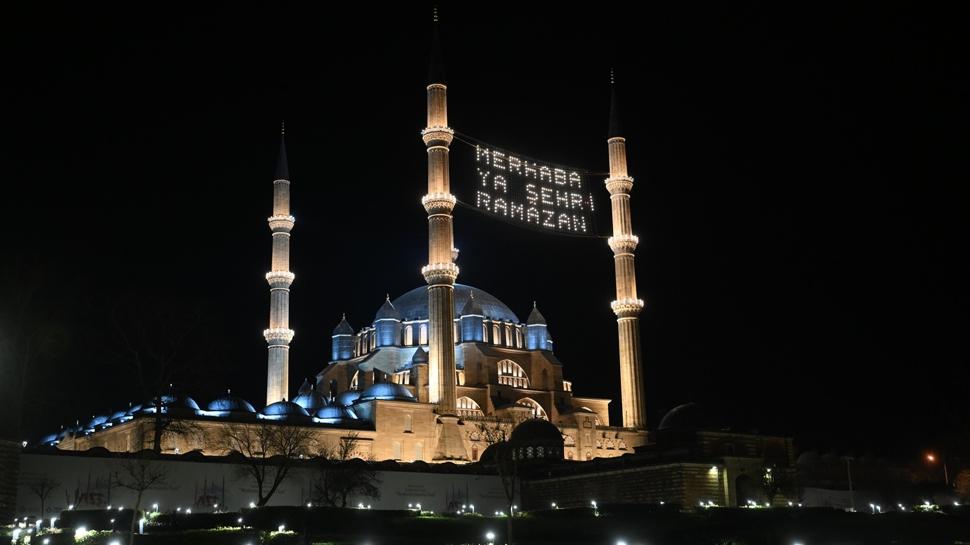 Mimar Sinan'ın ustalık eseri ibadete açıldı... Selimiye'de teravih yoğunluğu