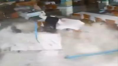 F�rt�na sahili vurdu: Dev dalgalar restoran� bast�