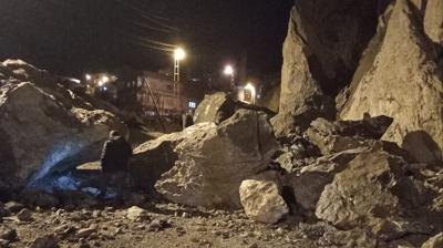 Hakkari'de faciadan d�n�ld�... Dev kayalar mahalleye d��t�