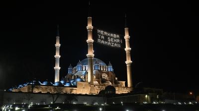 Mimar Sinan'�n ustal�k eseri ibadete a��ld�... Selimiye'de teravih yo�unlu�u