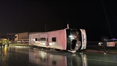 Samsun'da yolcu otob�s� devrildi: 6 ki�i yaraland�