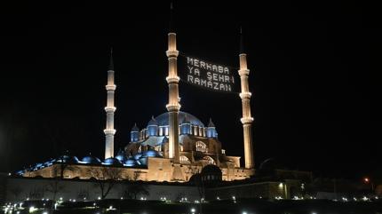 Mimar Sinan'�n ustal�k eseri ibadete a��ld�... Selimiye'de teravih yo�unlu�u