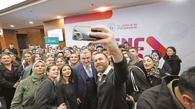 Gelece�in kodlar� 100 bin gencin elinde... Bakan Bak �GEN�2030' projesini tan�tt�