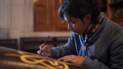 Hattat Hasan �elebi'nin ��rencisi Endonezyal� Ziya ul Zikra, hat sanat�nda ustala�mak i�in sab�rla �al���yor