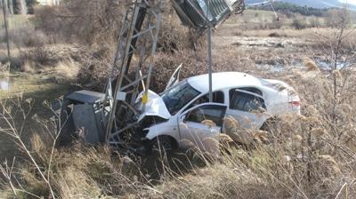 Konya'da feci kaza: Otomobil y�ksek gerilim hatt� dire�ine �arpt�