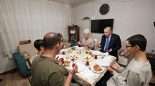 Ba�kan Erdo�an iftar i�in Kayac�k ailesine konuk oldu
