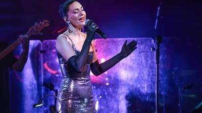 Berg�zar Korel y�llar sonra sahneye ��kt�! �tiraf� g�ndem oldu�