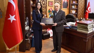 �Eserlerle Devlet Bah�eli� okuyucuyla bulu�tu