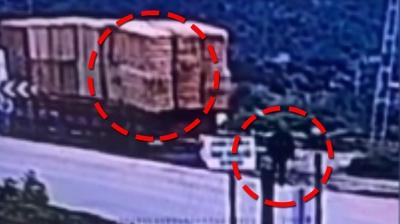 Kara yolunda korkun� �l�m! Saman balyalar� can ald�