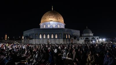 Siyonist bask�lara ra�men Mescid-i Aksa'da saflar doldu... 100 bin Filistinli direni�e durdu