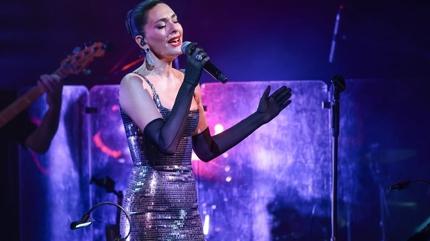 Y�llar sonra sahneye ��kt�! �tiraf� g�ndem oldu