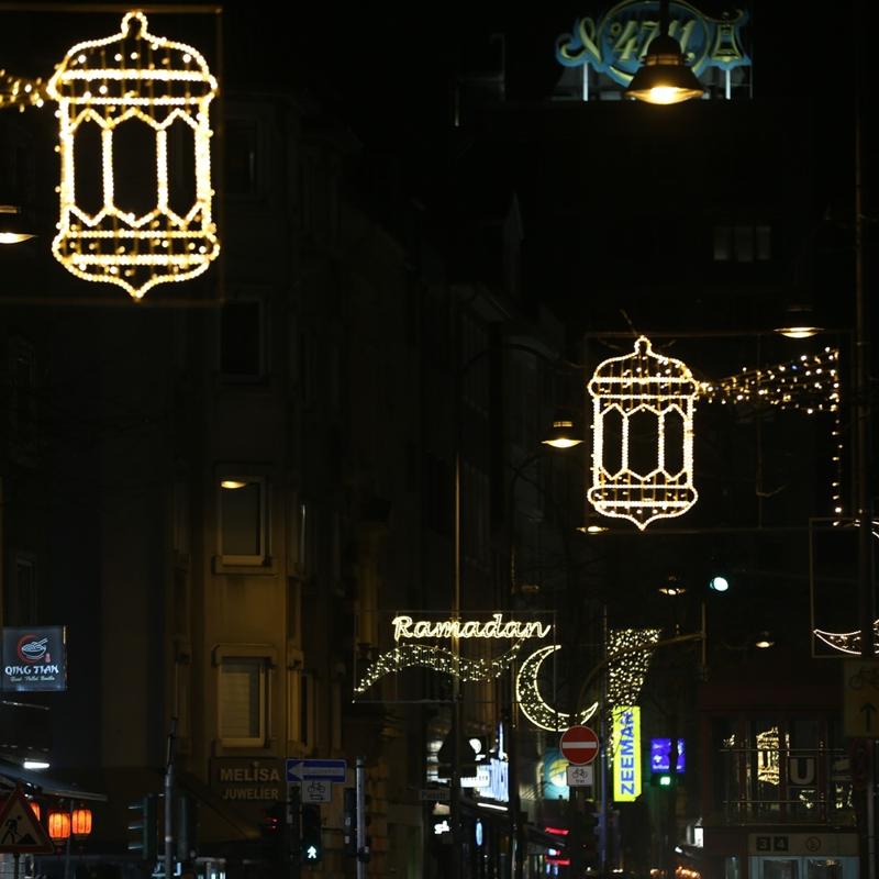 T�rklerin yo�un ya�ad��� K�ln'de baz� caddeler ramazan ay�na �zel olarak s�slendi