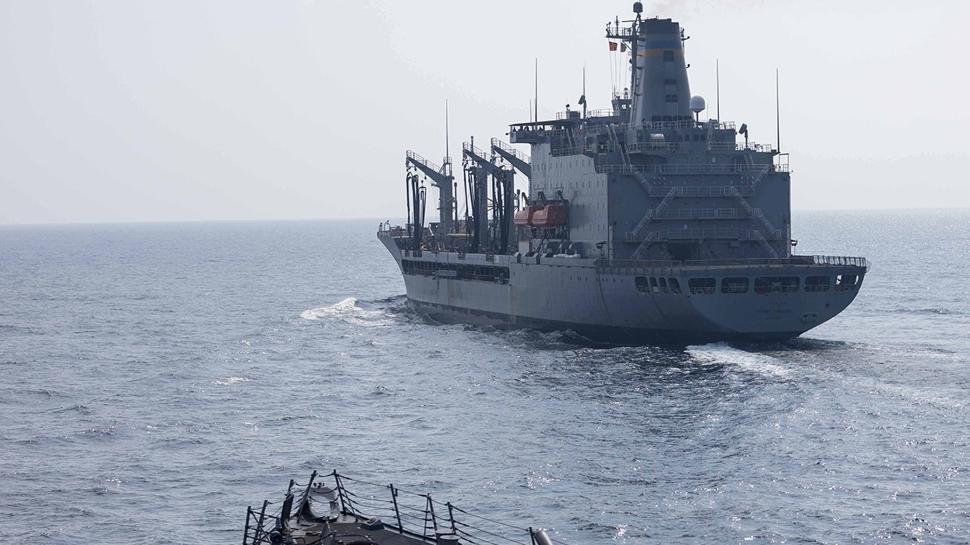 Hürmüz hattında hareketlilik: CENTCOM ikmal görüntülerini paylaştı