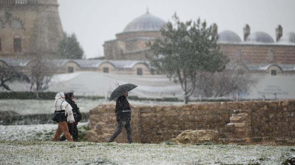 K�� geri d�nd�! S�cakl�k 9 derece birden d��ecek: Kar kap�da