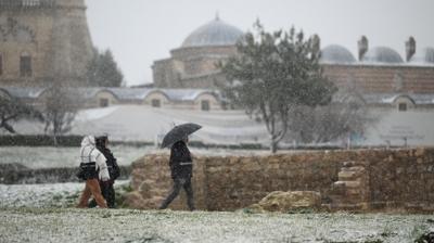 K�� geri d�nd�! S�cakl�k 9 derece birden d��ecek: Kar kap�da