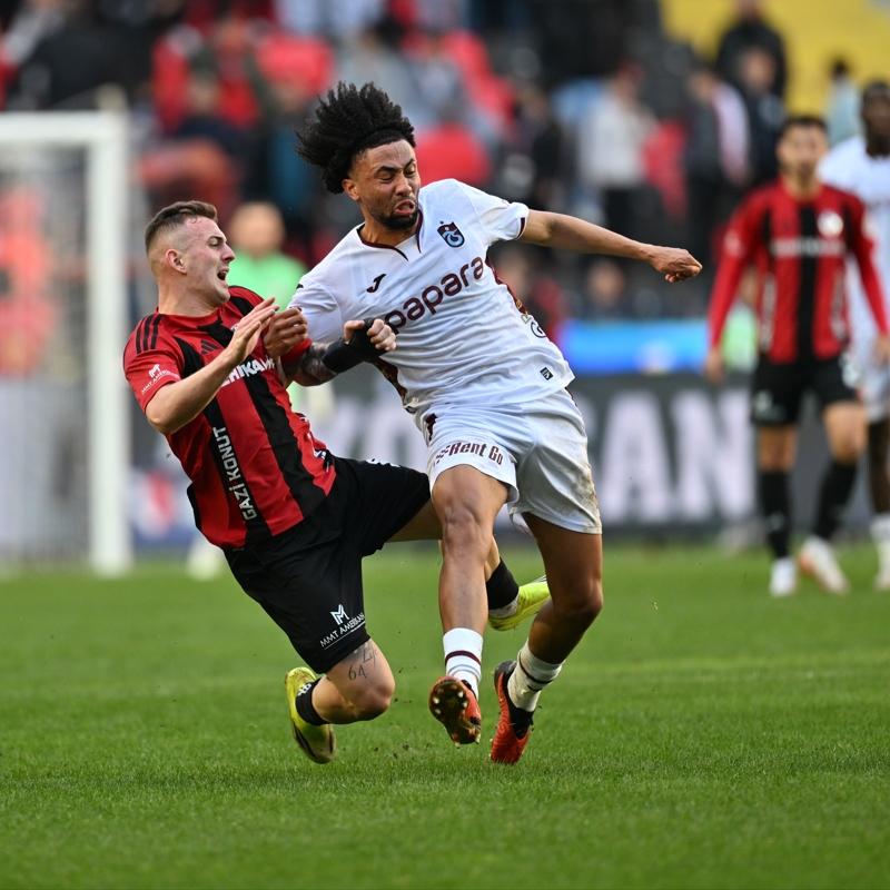 Trabzonspor'da �ok sakatl�k! Ma�a devam edemedi...